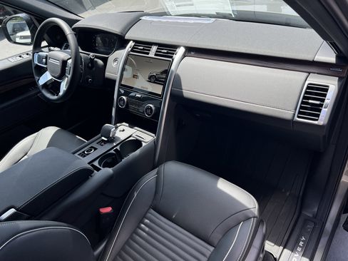 New 2024 Land Rover Discovery Dynamic SE image 11