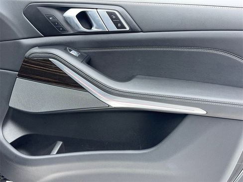 Used 2024 BMW X7 xDrive40i image 48