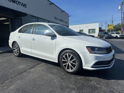 Used 2017 Volkswagen Jetta SE FWD image 4