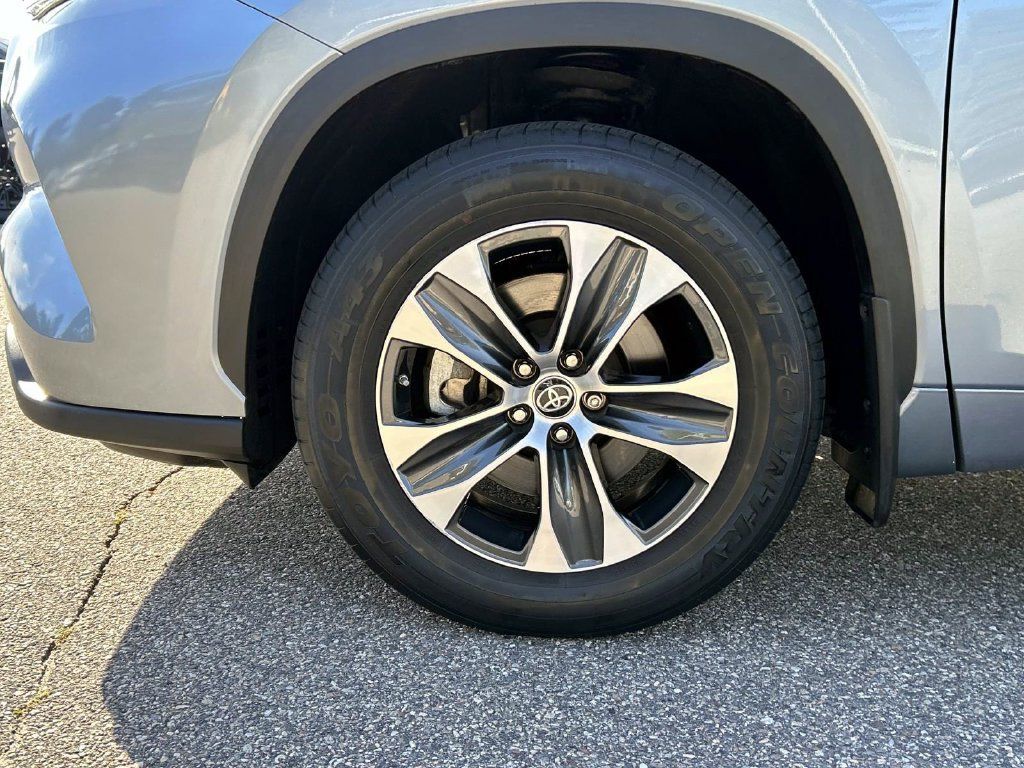 Used 2022 Toyota Highlander XLE AWD/4WD image 9