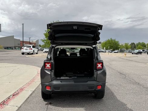 Used 2018 Jeep Renegade Altitude w/ UConnect 8.4 Nav Group AWD/4WD image 8