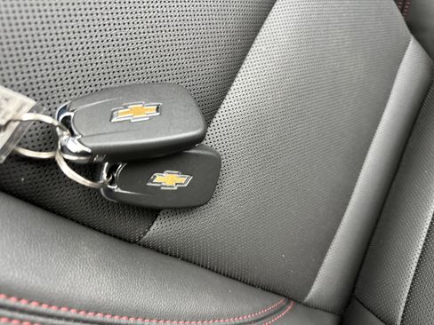 Used 2025 Chevrolet Trax RS w/ Sunroof Package FWD image 20
