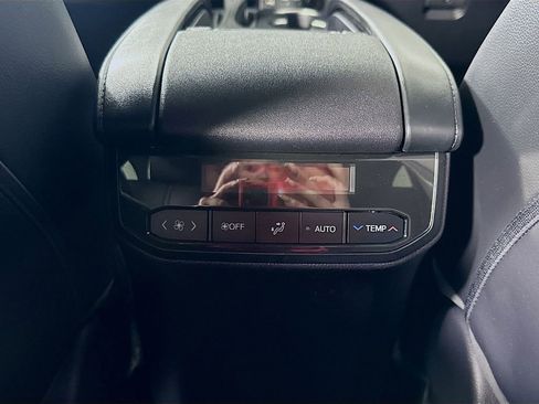 Used 2023 Toyota Highlander XLE image 31