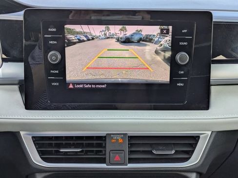 Certified 2025 Volkswagen Taos SE FWD image 21