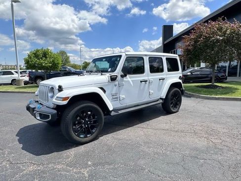 Used 2022 Jeep Wrangler Unlimited Sahara w/ Cold Weather Group AWD/4WD image 4