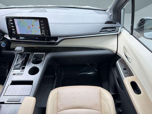 Used 2022 Toyota Sienna Limited image 28