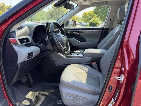 Used 2024 Toyota Highlander Platinum AWD/4WD image 16