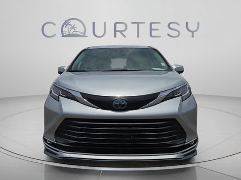 Certified 2021 Toyota Sienna XLE FWD image 8