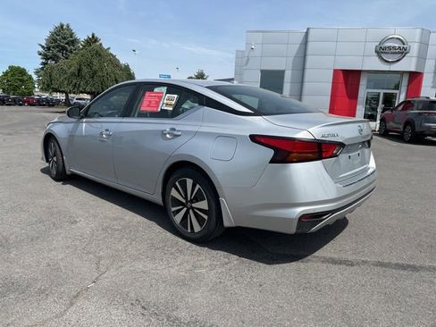 Certified 2022 Nissan Altima 2.5 SV FWD image 3