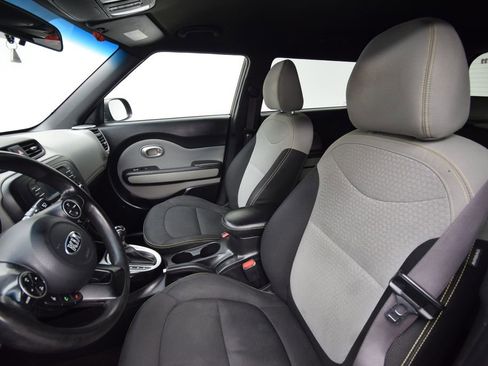 Used 2016 Kia Soul + image 9