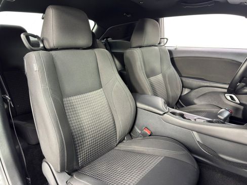 Used 2015 Dodge Challenger SXT image 28