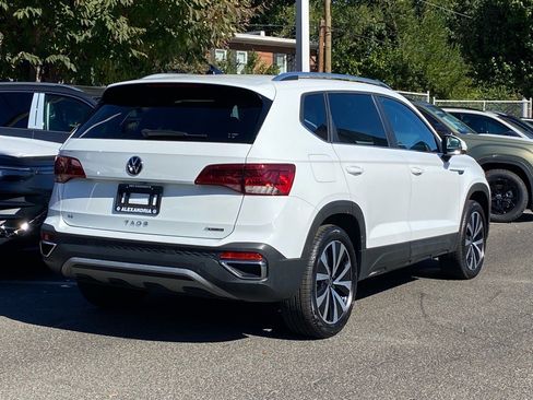 Used 2022 Volkswagen Taos SE w/ Panoramic Sunroof Package image 3