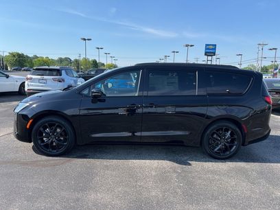 New 2027 Chrysler Pacifica Limited w/ Family Tech Group