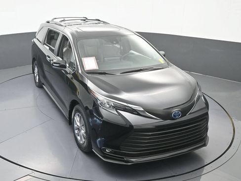 Used 2025 Toyota Sienna XLE w/ XLE Plus Package FWD image 58