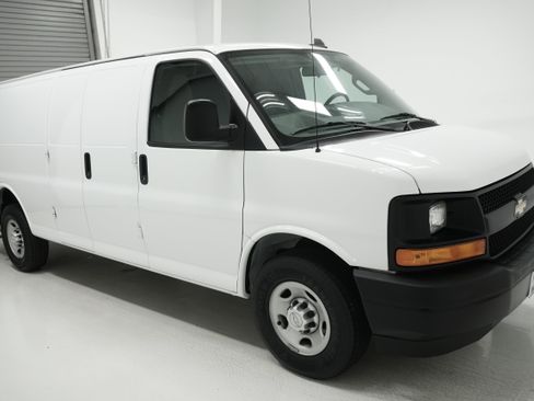 Used 2017 Chevrolet Express 3500 Extended image 2