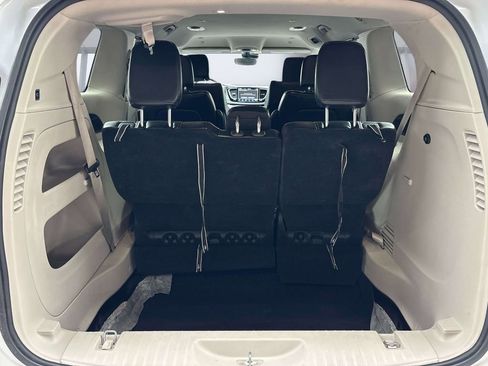 Used 2023 Chrysler Pacifica Touring-L FWD image 18
