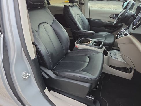 Used 2024 Chrysler Pacifica Touring-L FWD image 11
