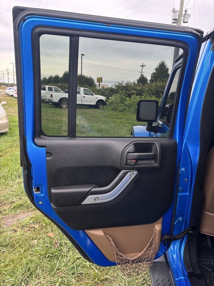 Used 2015 Jeep Wrangler Unlimited Sahara w/ Connectivity Group AWD/4WD image 20