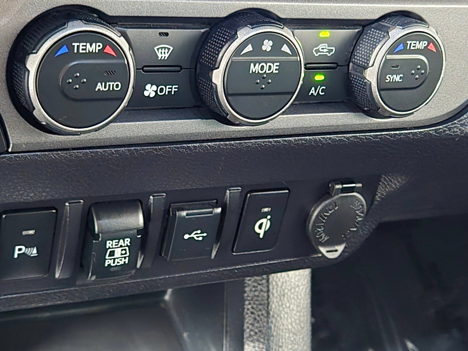Used 2021 Toyota Tacoma TRD Off-Road w/ TRD Premium Off Road Package AWD/4WD image 32