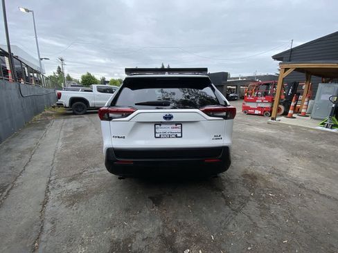 Used 2021 Toyota RAV4 XLE w/ XLE Grade Weather Package AWD/4WD image 5