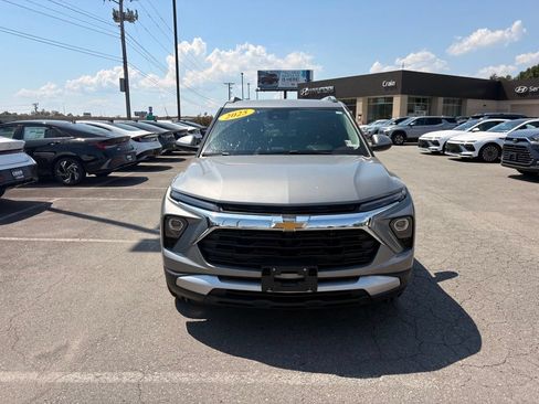 Used 2025 Chevrolet TrailBlazer LT FWD image 2