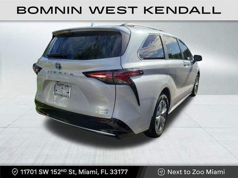Used 2024 Toyota Sienna Limited image 4