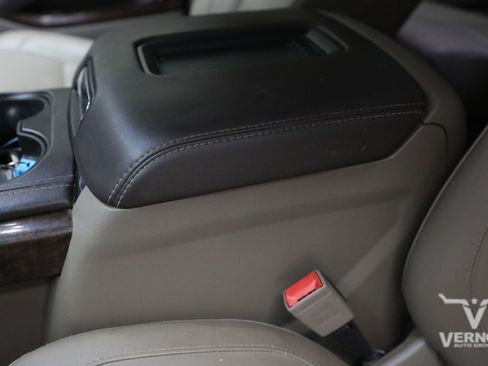 Used 2019 Chevrolet Suburban LT AWD/4WD image 16