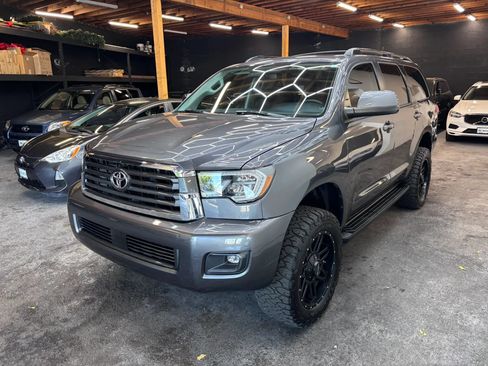 Used 2018 Toyota Sequoia SR5 AWD/4WD image 3