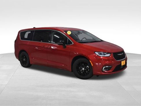 Used 2024 Chrysler Pacifica Touring-L image 8