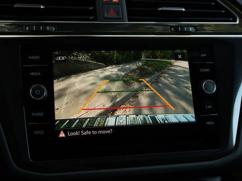 Used 2022 Volkswagen Tiguan SE image 32