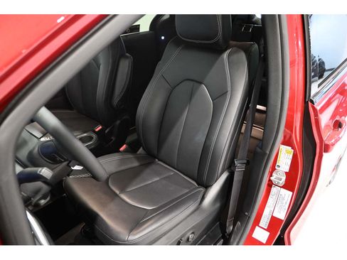 Used 2025 Chrysler Pacifica Select w/ Fav Edition Package FWD image 14