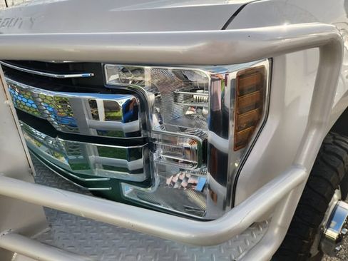 Used 2018 Ford F350 Lariat w/ Lariat Value Package AWD/4WD image 5