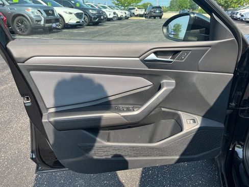 Used 2025 Volkswagen Jetta SE FWD image 9