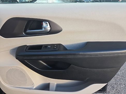 Used 2024 Chrysler Pacifica Touring-L image 36