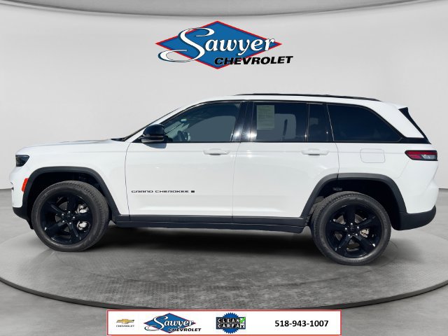 Used 2023 Jeep Grand Cherokee Limited w/ Black Appearance Package AWD/4WD image 2