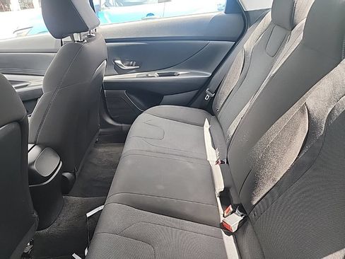 Used 2021 Hyundai Elantra SE FWD image 11