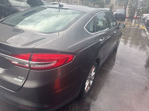 Used 2017 Ford Fusion SE w/ Fusion SE Technology Package image 5