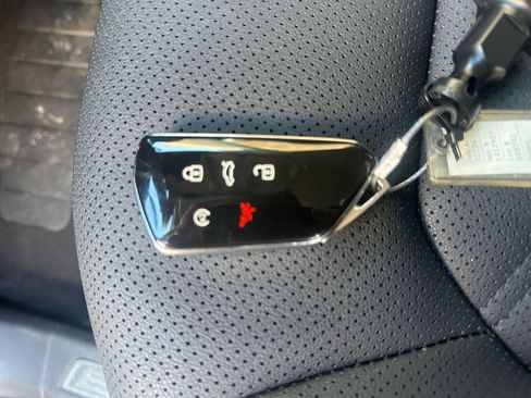 Used 2025 Volkswagen Atlas SE image 23