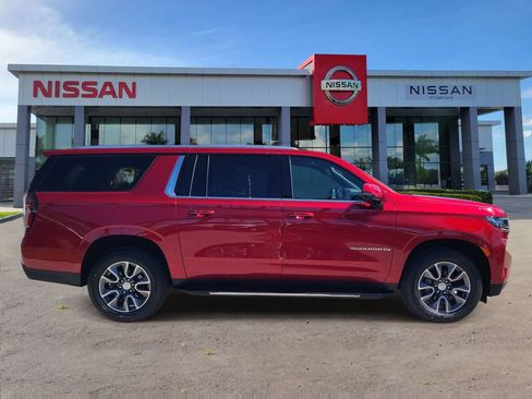 Used 2022 Chevrolet Suburban LT w/ LT Signature Package image 3