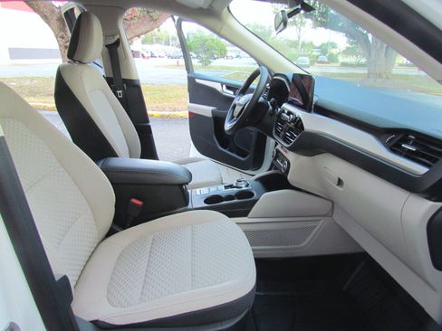 Used 2020 Ford Escape SE image 21