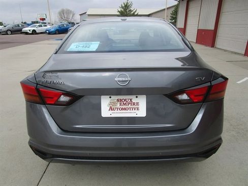 Used 2024 Nissan Altima 2.5 SV FWD image 8