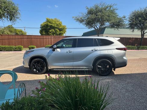 Used 2022 Toyota Highlander LE image 11