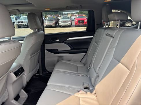 Used 2018 Toyota Highlander XLE FWD image 15