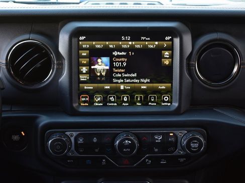 Used 2022 Jeep Wrangler Unlimited Sahara image 35