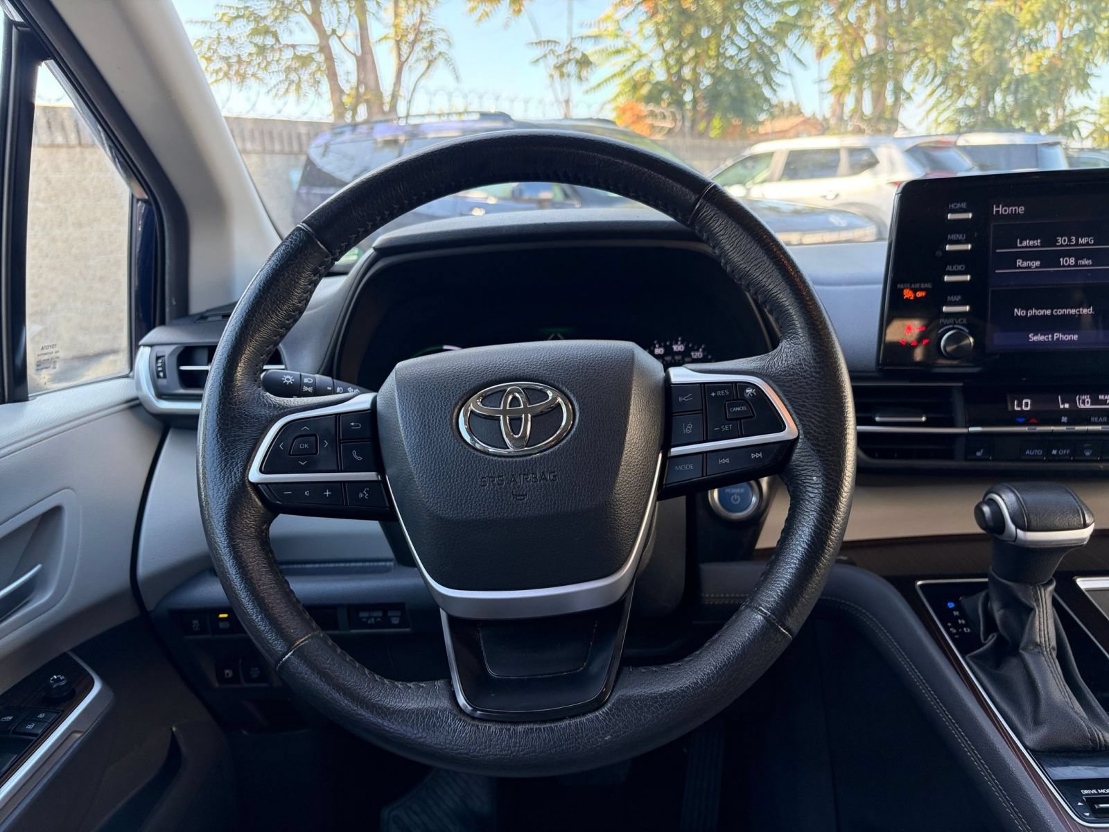 Used 2024 Toyota Sienna XLE FWD image 28