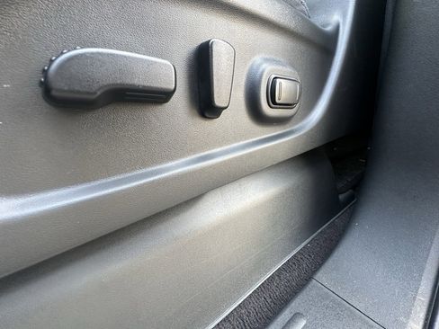 Used 2023 Nissan Titan SV w/ SV Convenience Package image 23