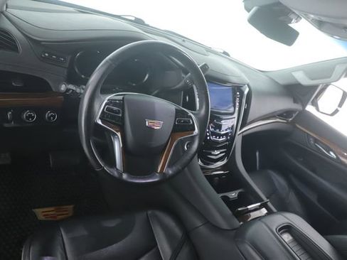 Used 2019 Cadillac Escalade Luxury AWD/4WD image 17