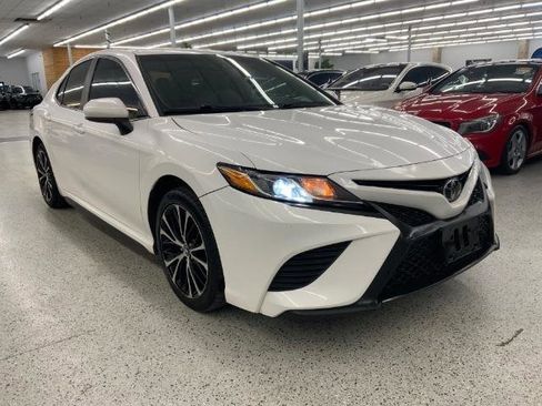 Used 2018 Toyota Camry SE image 4