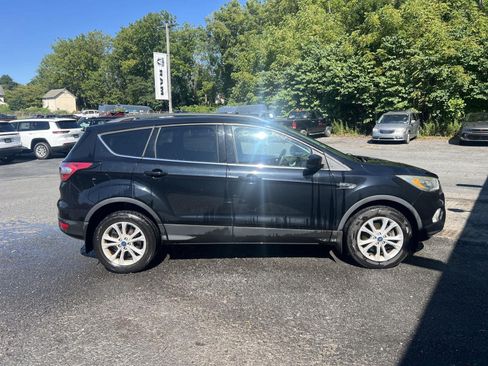 Used 2017 Ford Escape SE w/ Equipment Group 201A AWD/4WD image 2