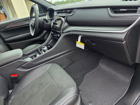 New 2025 Jeep Grand Cherokee Altitude image 27